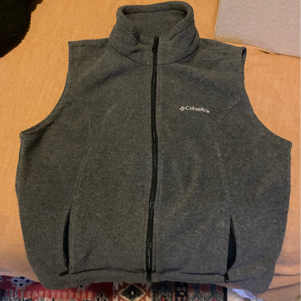 Columbia women’s vest, grey, large in very good condition